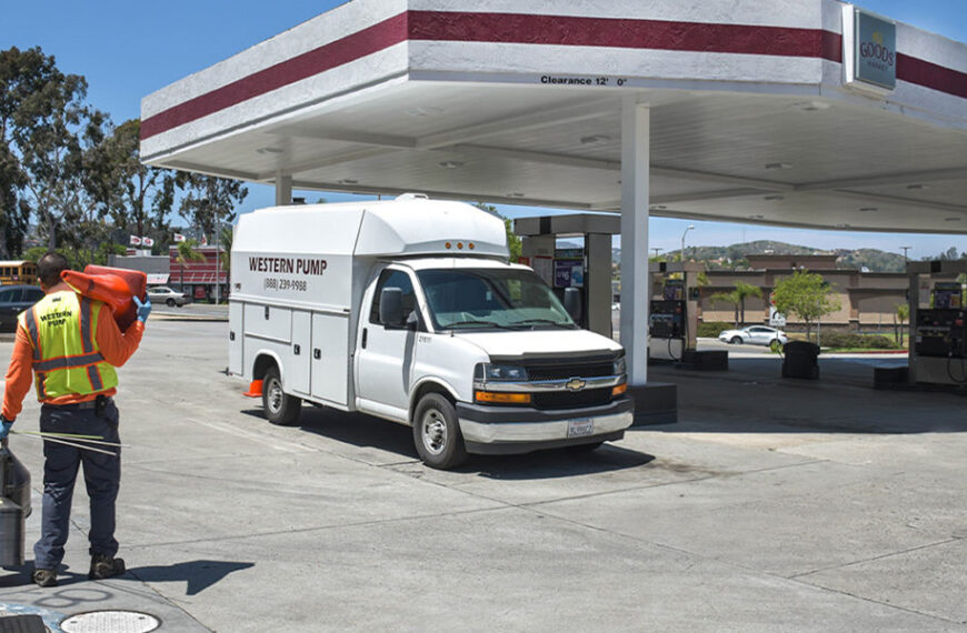 Picture of a truck and a gas station.