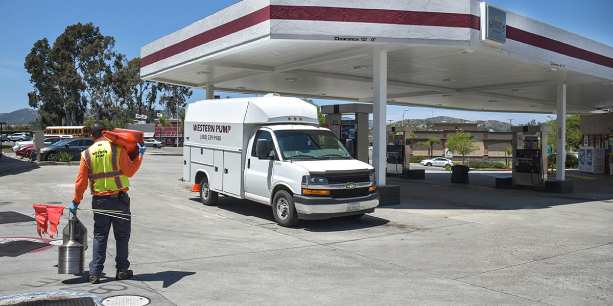 Picture of a truck and a gas station.